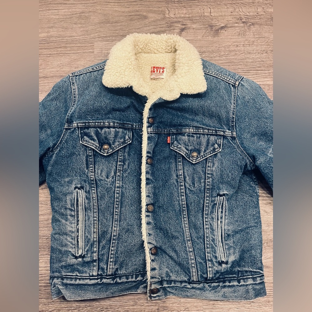 Levi’s Classic-Sherpa lined denim jean jacket
80’s Vintage 
MADE IN 🇺🇸
Size40R